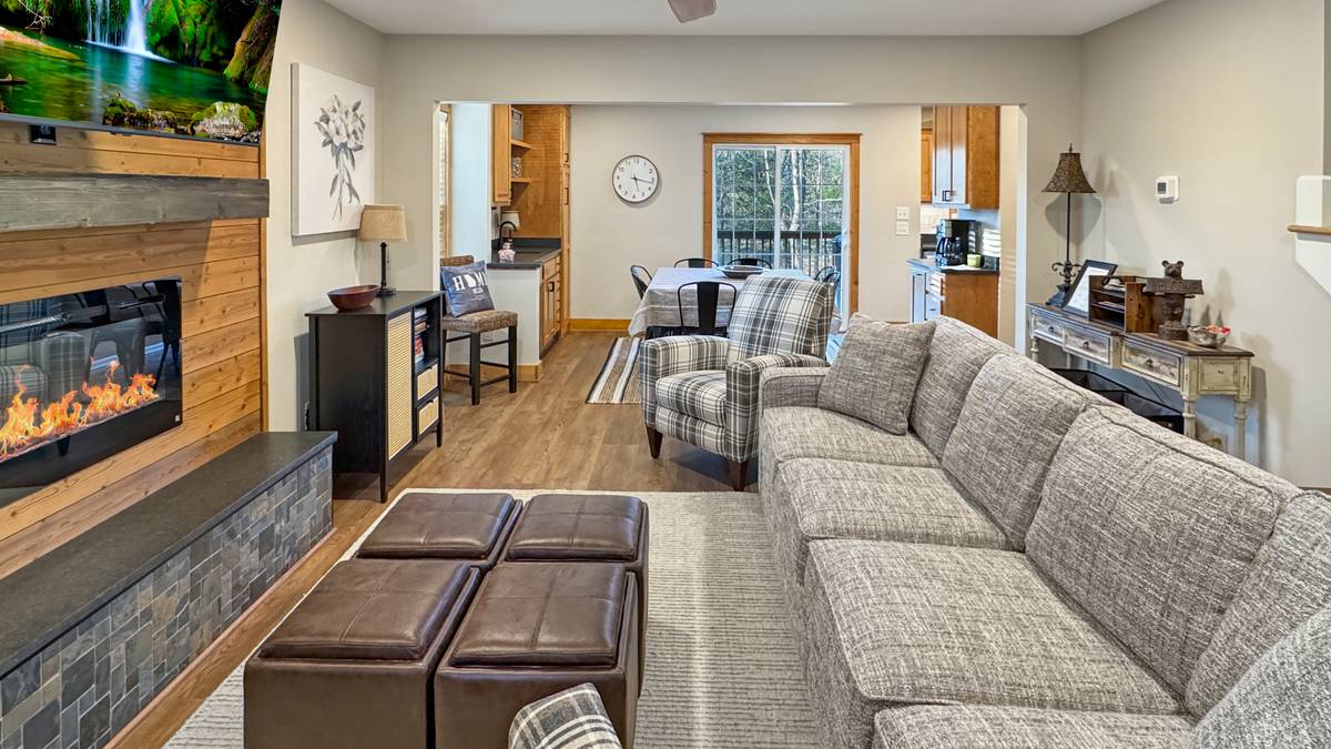 Das Fischer Haus, 4-bedroom group vacation rental with game room at Innsbruck Resort & Golf Club in Helen, GA