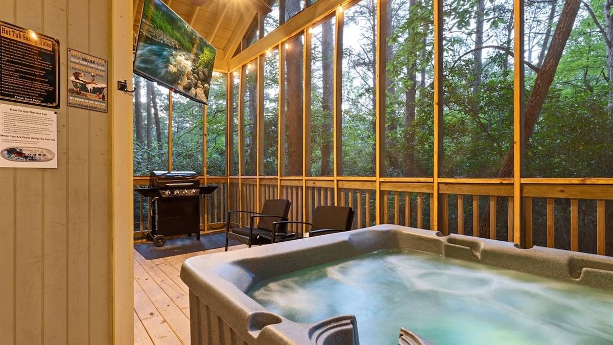 Honey Bee Cabin, romantic cabin rental with hot tub and screened porch in Sautee Nacoochee near Helen, GA