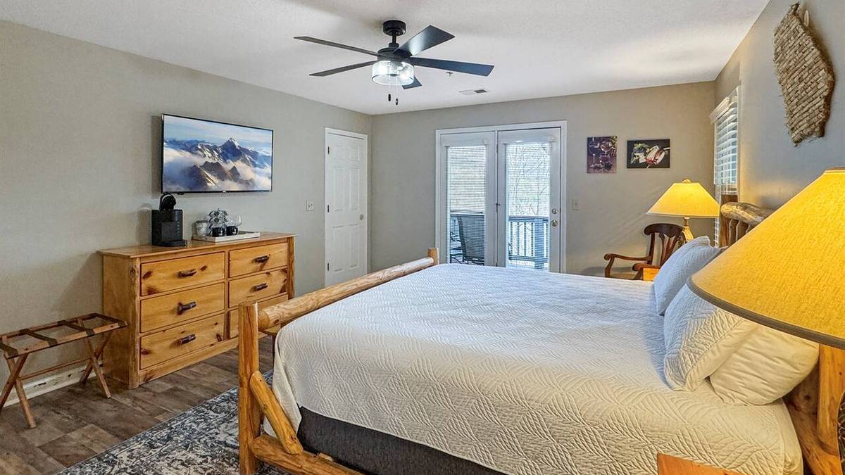 Mount Yonah, king studio vacation rental at Innsbruck Resort, 1.3 miles from downtown Helen, GA