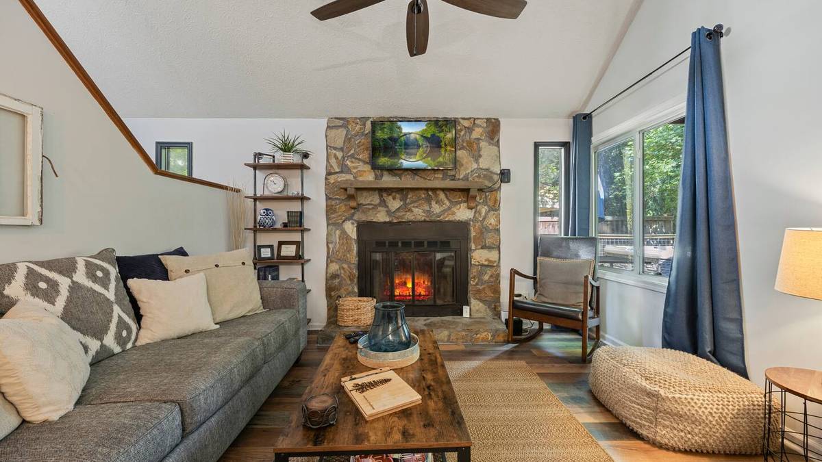 Oben Retreat, 2-bedroom vacation rental with hot tub and game loft within walking distance of downtown Helen, GA