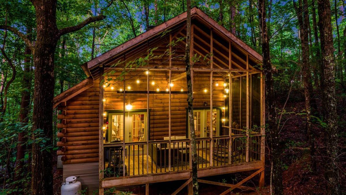 Red Rose Cabin, premier couples cabin with in-room jacuzzi and fire table in Sautee Nacoochee near Helen, GA